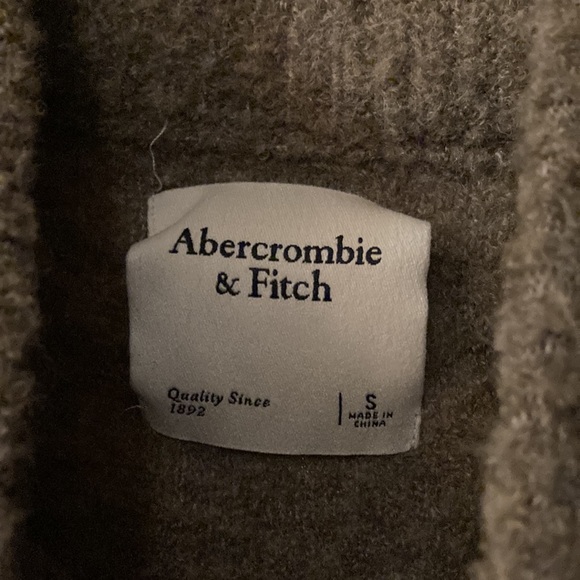 Abercrombie & Fitch Sweater. Size Small - Picture 3 of 5